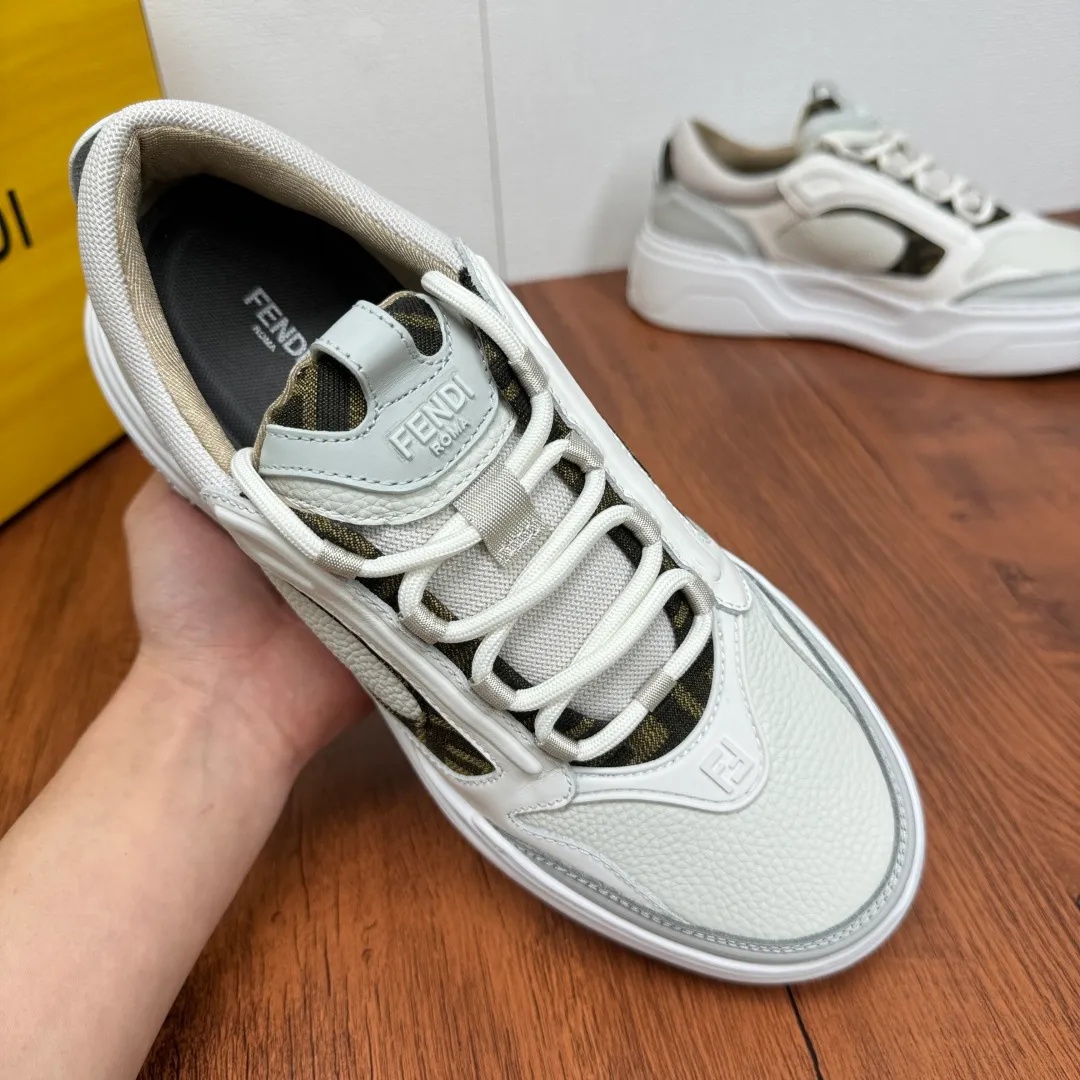 Batch 780 FENDI/FENDI Force men's sports shoes, new thick-soled lightweight lace-up low-top shoes at the counter, made of white full-grain leather and white and brown smooth leather, with padded elements. Brown FF jacquard and yellow technical fabric details. Lightweight, thick white sole with FF graphic details on the toe and heel. Main body of pebbled soft cowhide with Nappa calfskin. Contrasting color multiple composite splicing, extremely modern and youthful, webbing style lace-up hole design, multiple injection molded brand logo plastic modules on the toe, and embroidered FF logo on the side, heavy craftsmanship, full of details, super high quality control and fine workmanship! Full mesh breathable lining, ultra-light TPR foam rubber; molded outsole, lightweight and versatile, non-slip and wear-resistant! Comes with full packaging! Size: 39-40-41-42-43-44 Leather shoe size (can be customized, 38.45 cannot be returned or exchanged) Item number: 7E1728 Gray and white